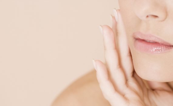 Démaquiller son visage naturellement de manière douce et efficace